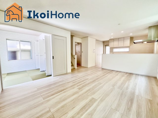 明石市朝霧町3丁目　新築戸建の居間・リビング|【ホームページに現地動画掲載中】●年中無休：当日予約可●リビングは16.6帖！カウンターキッチンです