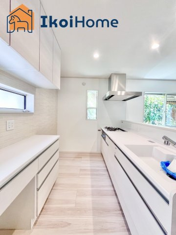 明石市朝霧町3丁目　新築戸建のキッチン|【ホームページに現地動画掲載中】●年中無休：当日予約可●同色のカップボードが備え付け