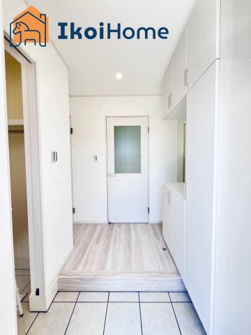 明石市朝霧町3丁目　新築戸建の玄関|【ホームページに現地動画掲載中】●年中無休：当日予約可●コの字型の大型靴箱がございます！