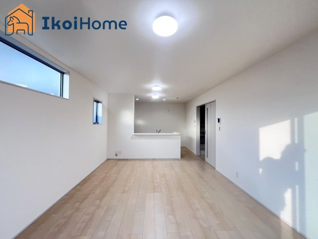 明石市大久保町松陰6期　1号棟の居間・リビング|【ホームページに現地動画掲載中】●年中無休：当日予約可●広々としたLDKは大型家具もゆったり設置可能