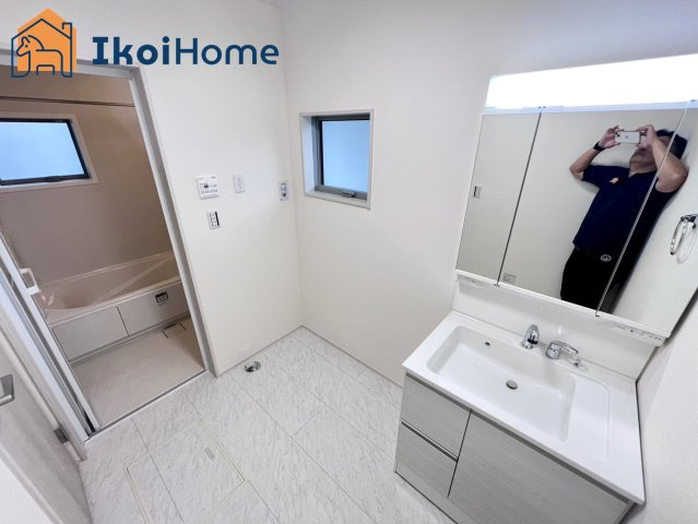 明石市大久保町松陰6期　1号棟の洗面所|【ホームページに現地動画掲載中】●年中無休：当日予約可●ゆったりとした洗面室です。小窓付きで換気良好