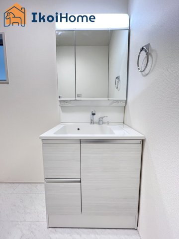 明石市大久保町松陰6期　1号棟の洗面所|【ホームページに現地動画掲載中】●年中無休：当日予約可●三面鏡・ハンドシャワータイプの便利な洗面台！