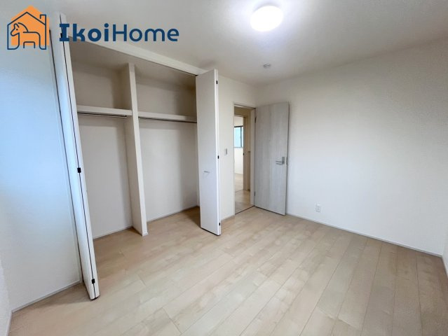 明石市大久保町松陰6期　1号棟の寝室|【ホームページに現地動画掲載中】●年中無休：当日予約可●大容量のクローゼットを完備した2階の洋室です