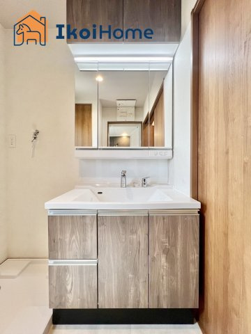 明石市二見町東二見　新築戸建の洗面所|【ホームページに現地動画掲載中】●年中無休：当日予約可●洗面台はお化粧をする時に便利な３面鏡。