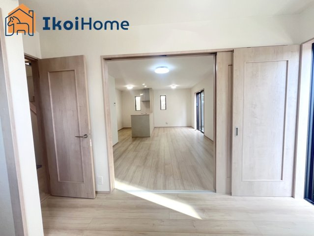 明石市魚住町中尾　全2棟　2号棟　新築戸建の居間・リビング|【ホームページに現地動画掲載中】●年中無休：当日予約可●LDK16帖になります。2面採光で明るいです。