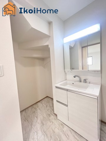 明石市魚住町中尾　全2棟　2号棟　新築戸建の洗面所|【ホームページに現地動画掲載中】●年中無休：当日予約可●畳２枚分の一般的な洗面室。小窓もあります！