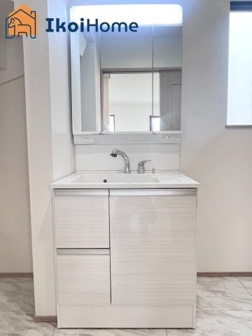 明石市魚住町中尾　全2棟　2号棟　新築戸建の洗面所|【ホームページに現地動画掲載中】●年中無休：当日予約可●洗面台はお化粧をする時に便利な3面鏡。