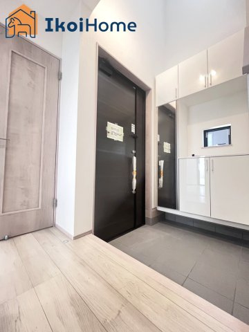 明石市魚住町中尾　全2棟　2号棟　新築戸建の玄関|【ホームページに現地動画掲載中】●年中無休：当日予約可●玄関には大きなシューズボックスが完備♪