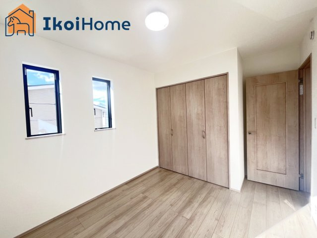 明石市魚住町中尾　全2棟　2号棟　新築戸建の寝室|【ホームページに現地動画掲載中】●年中無休：当日予約可●収納が広く、荷物が多いお子様なども安心です。