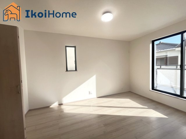 明石市魚住町中尾　全2棟　2号棟　新築戸建の寝室|【ホームページに現地動画掲載中】●年中無休：当日予約可●こちらのお部屋からバルコニーに出れます！