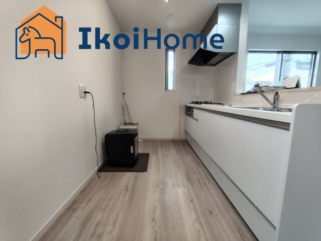 明石市二見町東二見　新築のキッチン|キッチン同色のカップボードご依頼を受けることが多いです。地震に強く、スッキリとおしゃれです