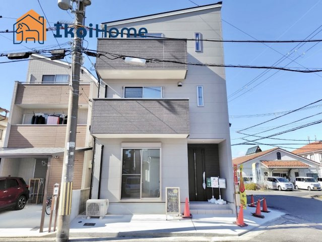 明石市二見町東二見　新築の外観|完成しました！角地で前面道路も広々した開放的な立地です。東二見駅までは徒歩3分と駅ちかで嬉しい！