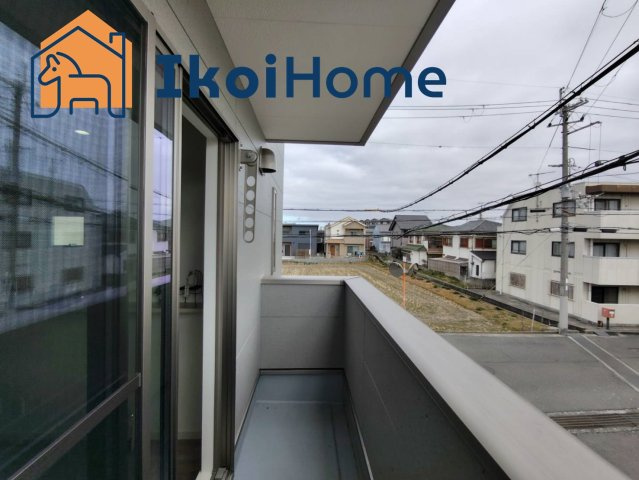 明石市二見町東二見　新築のバルコニー|●年中無休：当日予約可●東向きのバルコニー。屋根がついているので小雨なら濡れることもなく安心です。