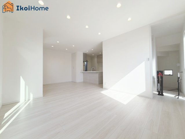 明石市野々上1丁目　新築戸建の居間・リビング|【ホームページに現地動画掲載中】●年中無休：当日予約可●18帖あるLDKだからこそ開放感があります。