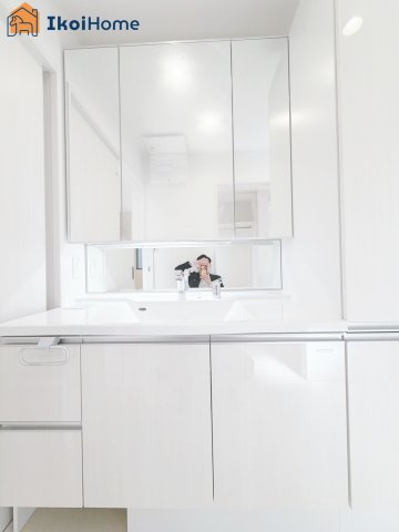 明石市野々上1丁目　新築戸建の洗面所|【ホームページに現地動画掲載中】●年中無休：当日予約可●洗面台はお化粧をする時に便利な3面鏡。