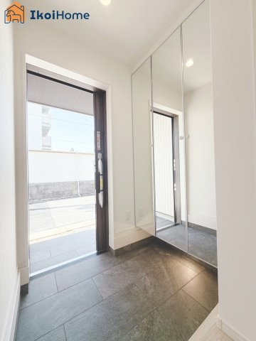 明石市野々上1丁目　新築戸建の玄関|【ホームページに現地動画掲載中】●年中無休：当日予約可●玄関には姿見付きのシューズボックスが完備♪