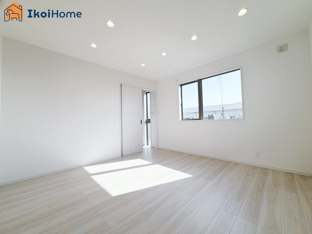 明石市野々上1丁目　新築戸建の寝室|【ホームページに現地動画掲載中】●年中無休：当日予約可●カーテン・カーテンレールが付いていません。