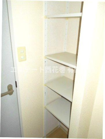 コート・ハイネスDの洗面所|洗面所に収納棚があります。