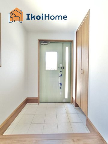 明石市西朝霧丘　新築戸建　B棟の玄関|【ホームページに現地動画掲載中】●年中無休：当日予約可●オシャレな扉の玄関で出発も帰宅も楽しみです