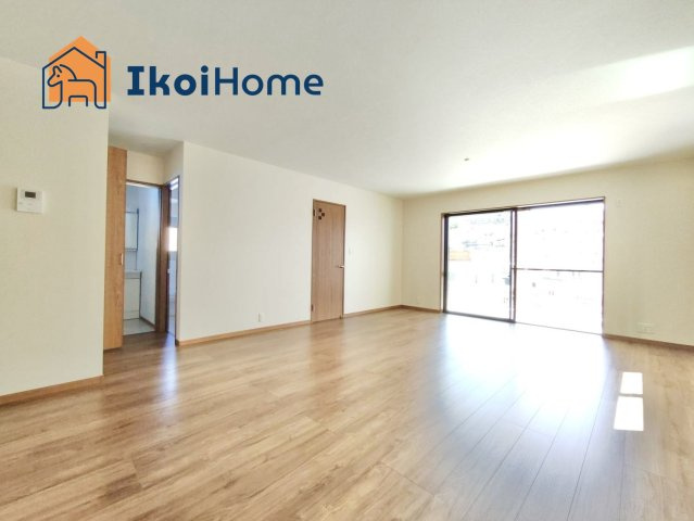 明石市西朝霧丘　新築戸建　B棟の居間・リビング|【ホームページに現地動画掲載中】●年中無休：当日予約可●オプションでフローリング強化コーティング有