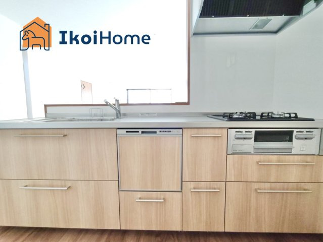 明石市西朝霧丘　新築戸建　B棟のキッチン|【ホームページに現地動画掲載中】●年中無休：当日予約可●三口コンロには火口にＳＩセンサーを搭載！