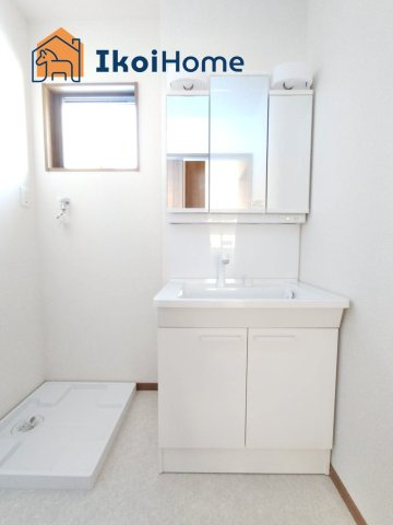 明石市西朝霧丘　新築戸建　B棟の洗面所|【ホームページに現地動画掲載中】●年中無休：当日予約可●洗面台はお化粧をする時に便利な３面鏡。