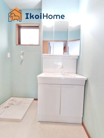 明石市西朝霧丘　新築戸建　A棟の洗面所|【ホームページに現地動画掲載中】●年中無休：当日予約可●洗面台はお化粧をする時に便利な３面鏡。