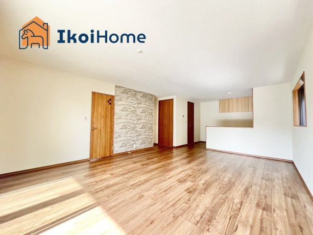 明石市西朝霧丘　新築戸建　E棟の居間・リビング|【ホームページに現地動画掲載中】●年中無休：当日予約可●1階のLDK21.37帖！カウンターキッチン