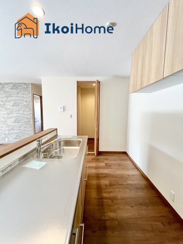 明石市西朝霧丘　新築戸建　E棟のキッチン|【ホームページに現地動画掲載中】●年中無休：当日予約可●上部の吊り戸棚でが便利です！