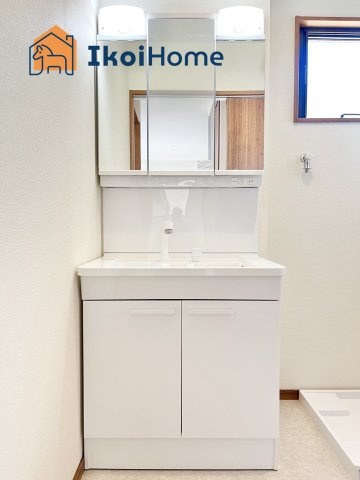 明石市西朝霧丘　新築戸建　E棟の洗面所|【ホームページに現地動画掲載中】●年中無休：当日予約可●洗面台はお化粧をする時に便利な３面鏡。