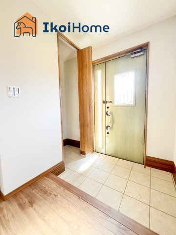 明石市西朝霧丘　新築戸建　E棟の玄関|【ホームページに現地動画掲載中】●年中無休：当日予約可●玄関には土間収納がございます！