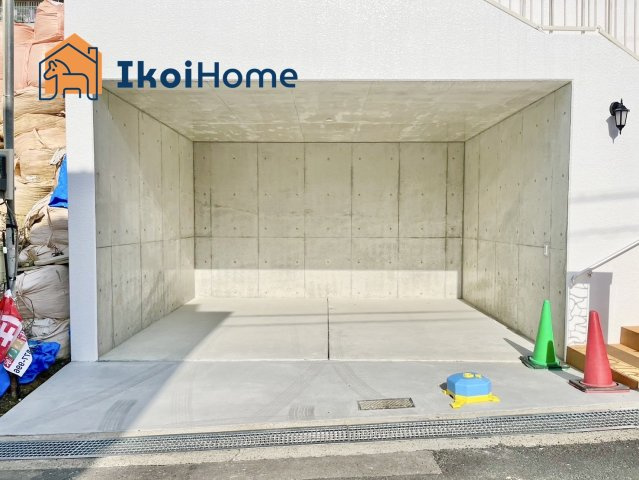 明石市西朝霧丘　新築戸建　E棟の駐車場|【ホームページに現地動画掲載中】●年中無休：当日予約可●駐車場はインナーガレージになっております