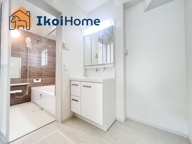 明石市東野町1期2号棟　新築戸建の洗面所|【ホームページに現地動画掲載中】●年中無休：当日予約可●洗面台はお化粧をする時に便利な３面鏡。