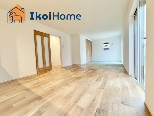 明石市第12大久保町山手台2丁目　2号棟　新築戸建の居間・リビング|【ホームページに現地動画掲載中】●年中無休：当日予約可●明るく開放感もある1階15帖のLDKです。