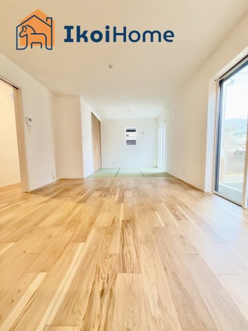 明石市第12大久保町山手台2丁目　2号棟　新築戸建の居間・リビング|【ホームページに現地動画掲載中】●年中無休：当日予約可●和室部分を合わせると約20帖の広々空間！