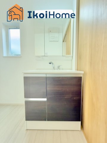 明石市第12大久保町山手台2丁目　2号棟　新築戸建の洗面所|【ホームページに現地動画掲載中】●年中無休：当日予約可●洗面は便利な３面鏡。ゆったりワイドシンク仕様