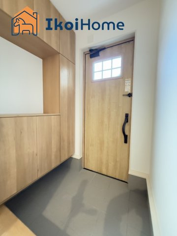 明石市第12大久保町山手台2丁目　2号棟　新築戸建の玄関|【ホームページに現地動画掲載中】●年中無休：当日予約可●玄関にはコの字型シューズボックスを完備！