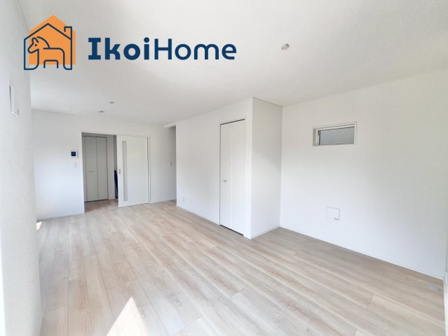 明石市大久保町松陰第8　1号棟　新築戸建の居間・リビング|●年中無休：当日予約可●1階のLDK18.3帖です。カウンターキッチンからは室内が見渡せます。