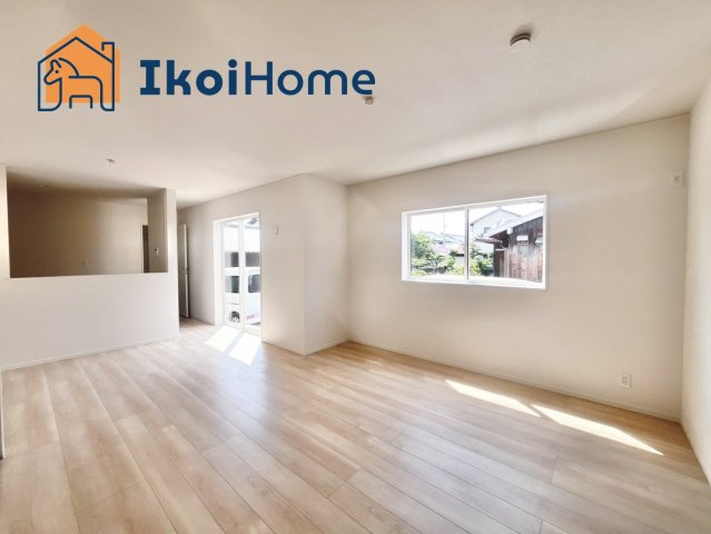 明石市大久保町松陰第8　1号棟　新築戸建の居間・リビング|●年中無休：当日予約可●広々とした明るいLDKです！ゆったりと家族団らんの時間をお過ごしいただけます