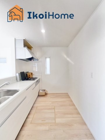 明石市大久保町松陰第8　1号棟　新築戸建のキッチン|●年中無休：当日予約可●キッチンと同色カップボード設置のご依頼なども承っております。