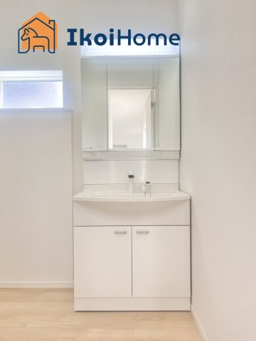 明石市大久保町松陰第8　1号棟　新築戸建の洗面所|●年中無休：当日予約可●洗面台はお化粧をする時に便利な３面鏡。ワイドシンクでゆったり作られています。