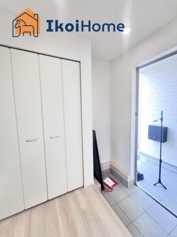 明石市大久保町松陰第8　1号棟　新築戸建の玄関|●年中無休：当日予約可●玄関収納はたっぷり大容量サイズとなっております！