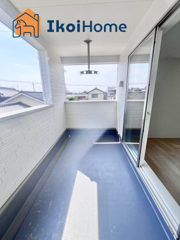 明石市大久保町松陰第8　1号棟　新築戸建のバルコニー|●年中無休：当日予約可●広々としたワイドバルコニーは屋根付きで急な雨でも濡れずに安心です！