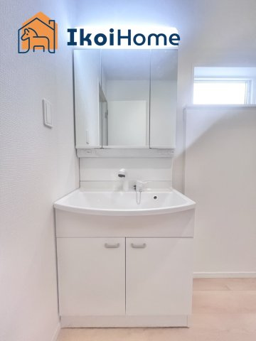 明石市大久保町松陰第8　2号棟　新築戸建の洗面所|●年中無休：当日予約可●洗面台はお化粧をする時に便利な３面鏡。ゆったり広々ワイドシンク。