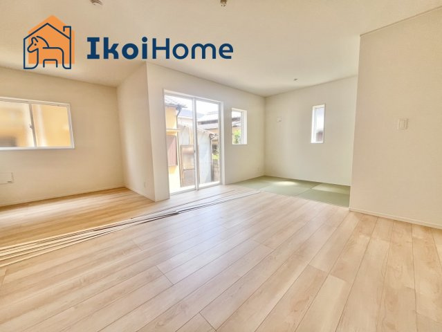 明石市大久保町松陰第8　2号棟　新築戸建の居間・リビング|●年中無休：当日予約可●オプションでより一層フローリング強くする10年保証のコーティングもご用意