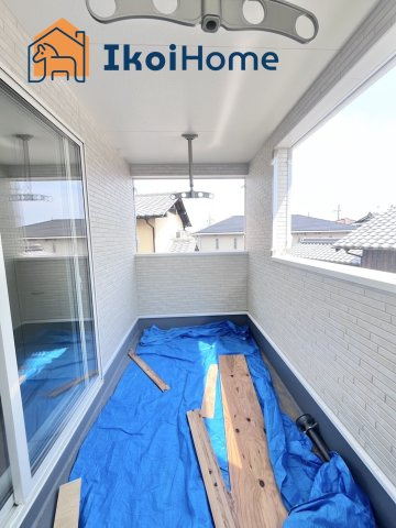 明石市大久保町松陰第8　2号棟　新築戸建のバルコニー|●年中無休：当日予約可●広々としたワイドバルコニーは屋根付きで急な雨でも濡れずに安心です！