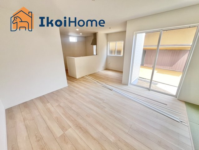 明石市大久保町松陰第8　2号棟　新築戸建の居間・リビング|●年中無休：当日予約可●広々とした明るいLDKです！ゆったりと家族団らんの時間をお過ごしいただけます