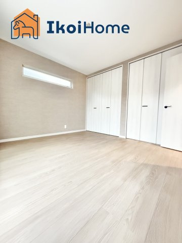 明石市大久保町西脇　新築戸建　B号棟の寝室|●年中無休：当日予約可●2階約7.5帖の洋室です。壁一面の大容量クローゼットを完備！