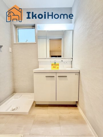 明石市大久保町西脇　新築戸建　B号棟の洗面所|●年中無休：当日予約可●洗面台はお化粧をする時に便利な３面鏡。ワイドシンクでゆったり作られています。