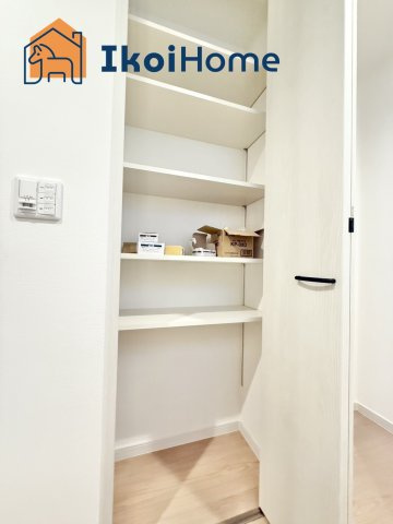 明石市大久保町西脇　新築戸建　B号棟の収納|●年中無休：当日予約可●収納が多く季節ものの家電も収納できます。ハンガーラックの設置も可能
